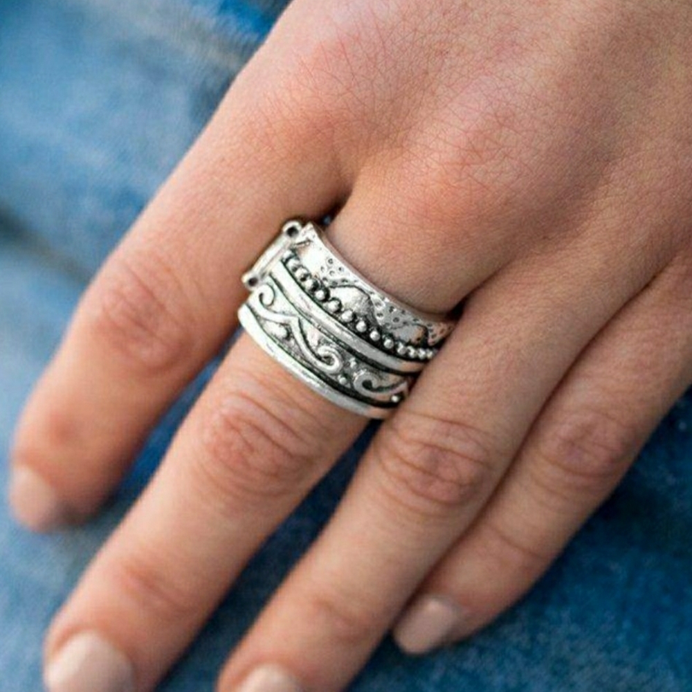 💢5/$10💢Elegant Silver-Toned Women's Ring Set